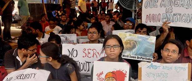 Striking doctors turn down “closed -door”meeting with Mamata at Nabanna, ask her to come to hospital first