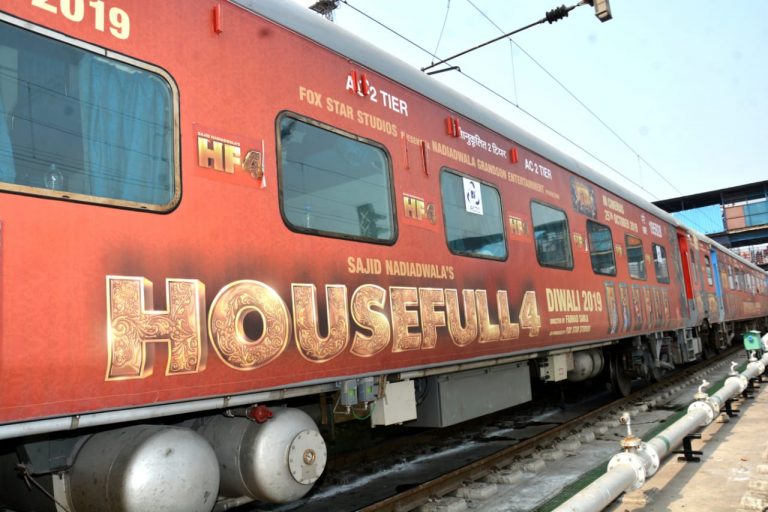 ‘Promotion on Wheels’: Akshay Kumar arrives in Delhi by special train to promote Housefull 4, see photos