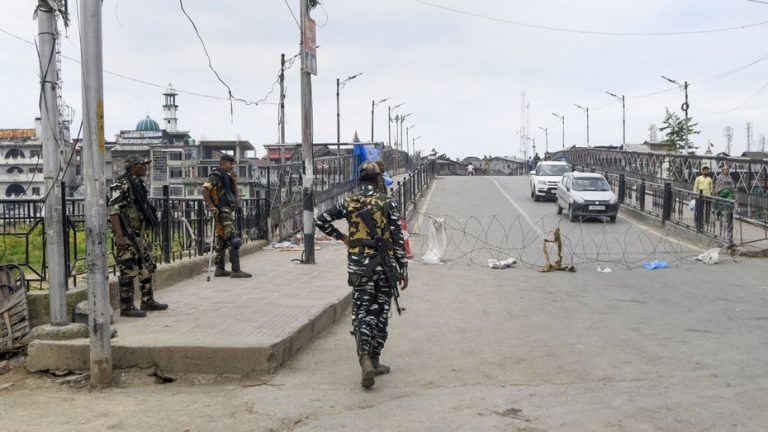 Authorities bar ‘Jumma-Tul-Vida’ namaz at Jamia Masjid in Srinagar