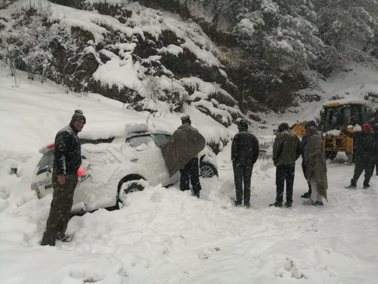 Heavy snowfall in Himachal Pradesh, tourists at Kufri rescued