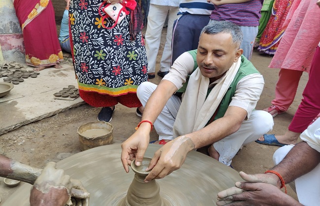 DM Ballia becomes potter, appeals to burn earthen lamps instead of ‘Jhalar’