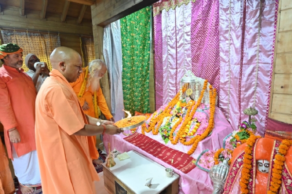 CM Yogi pays tribute to Mahant Ramchandra Das Paramhans