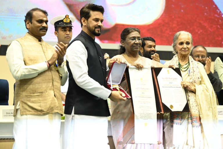 Waheeda Rehman receives Dadasaheb Phalke Award, dedicates to the film industry