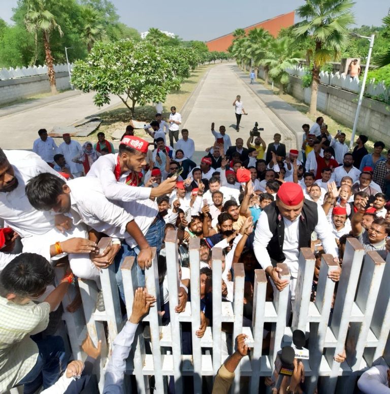 After being refused admission to JPNIC, Akhilesh Yadav climbs boundary wall in Lucknow