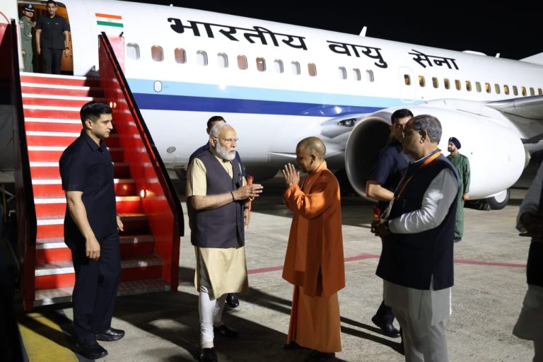 Grand welcome of Modi in Kashi amid blowing of conch shells and shower of rose petals