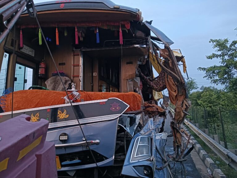 3 dead, many injured after bus collides with truck on Agra- Lucknow Expressway