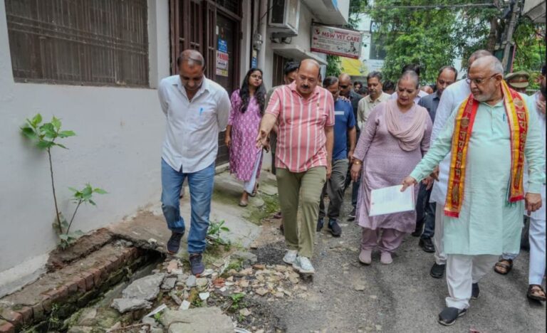 Suresh Khanna takes stock of cleanliness level of Lucknow wards