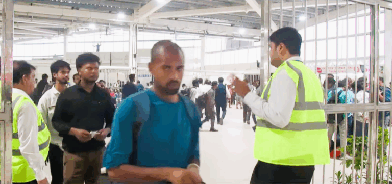 Heavy rush of passengers at Delhi railway stations ahead of Diwali and Chhath