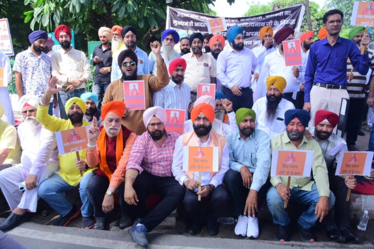 Sikh community protests over derogatory remarks against CM Yogi in Lucknow
