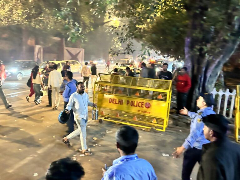 At least 8 dead, 19 injured in blast near Red Fort Metro Station in Delhi (Nov 10, 2025)