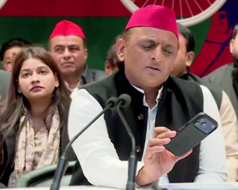 Akhilesh Yadav comes out in support of Avimukteshwaranand, saying that the BJP is insulting saints, also targets for Noida case