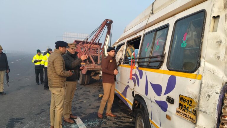Minivan, carrying devotees from Maharashtra, collides with divider on Lucknow Expressway in Firozabad, 7 injured