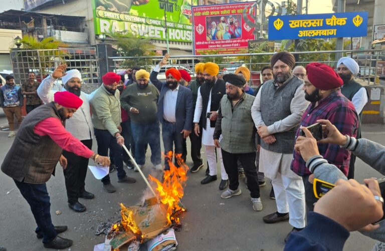 Hurt by Rahul Gandhi’s ‘traitor’ remark on Union Minister Bittu, Sikh leaders burn effigy of LoP in Lucknow