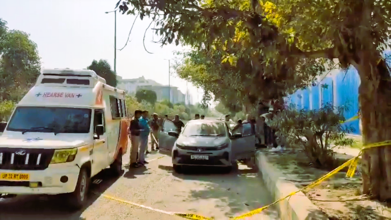 Couple commits suicide by shooting themselves  in Noida