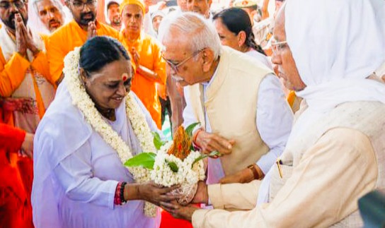 ‘Amma’ Amritanandamayi reaches Ayodhya with over 1100 devotees