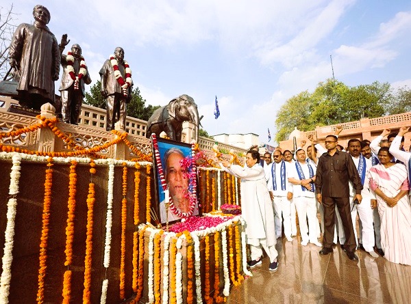 Mayawati pays tribute to Kanshi Ram, slams SP’s PDA as ‘hollow’