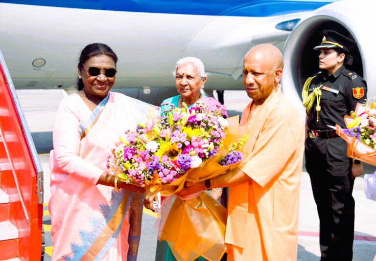 Governor and CM Yogi welcome President; Mayor presents keys of Ayodhya as symbolic honour